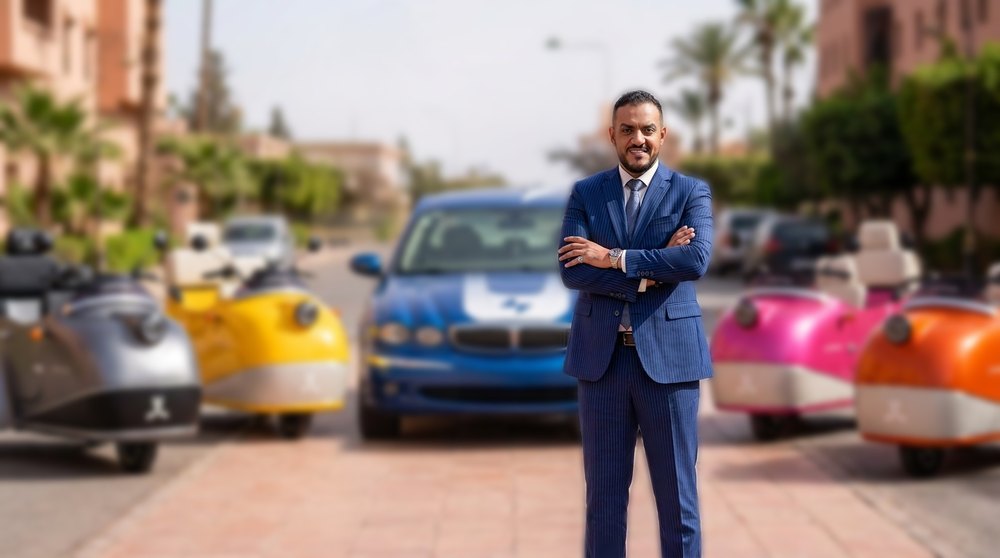 Saad Drissi, Directeur des opérations de Lampago, devant la flotte de tricycles électriques à Marrakech